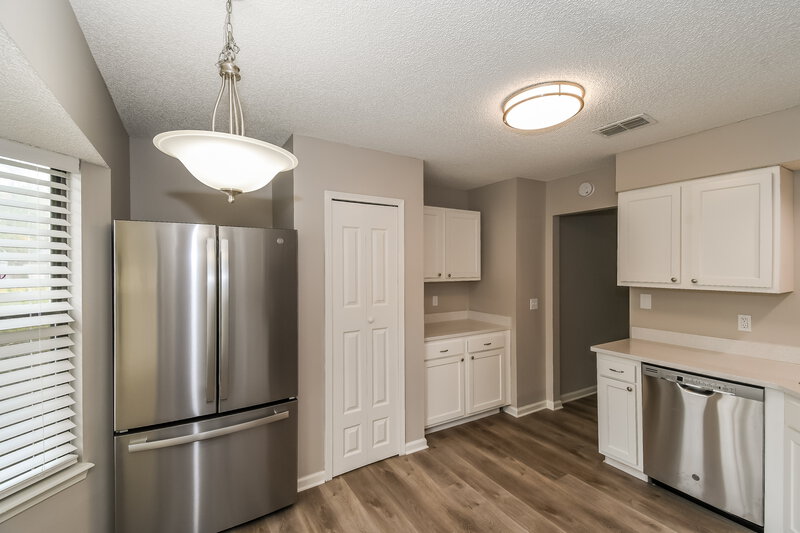 1,935/Mo, 8724 Huntington Woods Cir N Jacksonville, FL 32244 Kitchen View 3