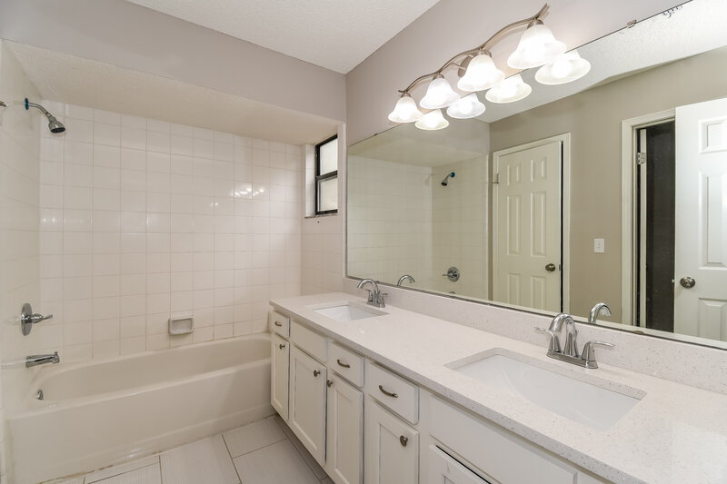 1,935/Mo, 8724 Huntington Woods Cir N Jacksonville, FL 32244 Main Bathroom View