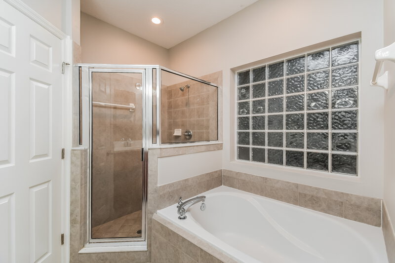 1,985/Mo, 9304 Hawkeye Dr Jacksonville, FL 32221 Main Bathroom View 2