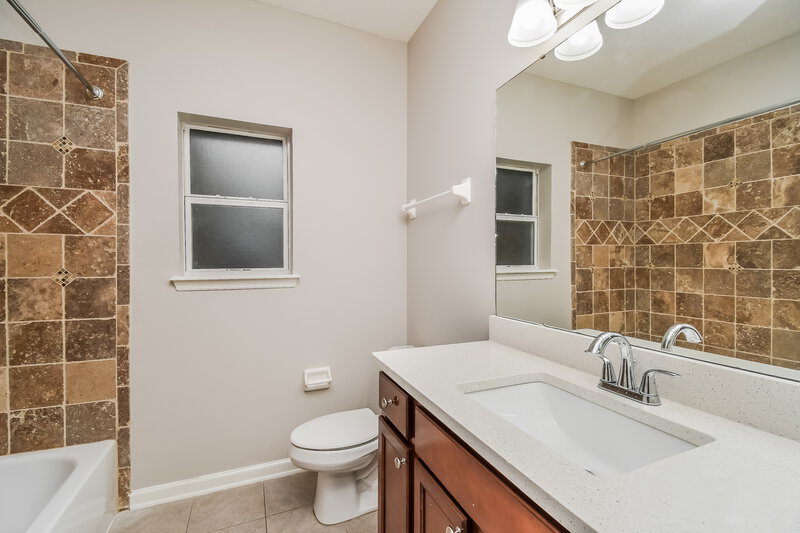 1,985/Mo, 9304 Hawkeye Dr Jacksonville, FL 32221 Bathroom View