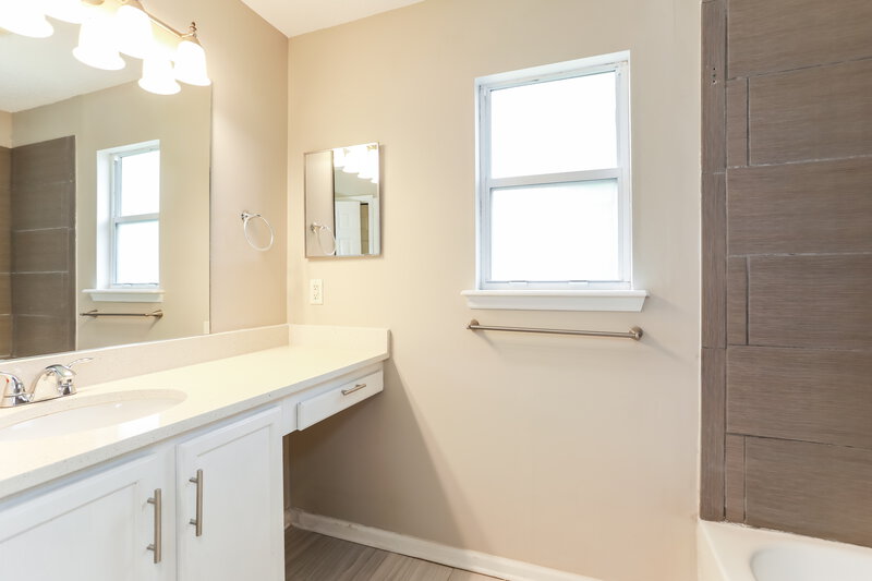 1,870/Mo, 1409 Forbes St Green Cove Springs, FL 32043 Main Bathroom View