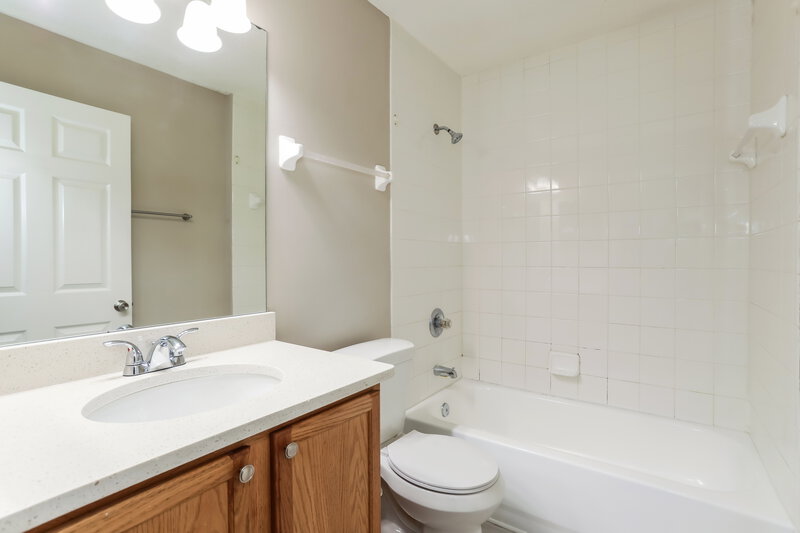 1,870/Mo, 1409 Forbes St Green Cove Springs, FL 32043 Bathroom View