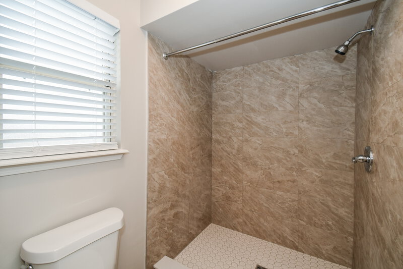 1,850/Mo, 2030 Avila Way Middleburg, FL 32068 Bathroom View