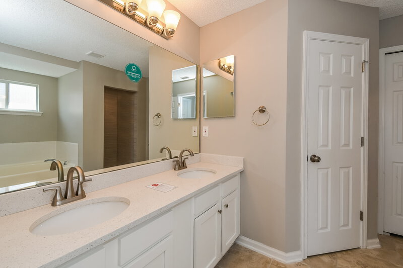 1,950/Mo, 2711 Ravine Hill Dr Middleburg, FL 32068 Main Bathroom View
