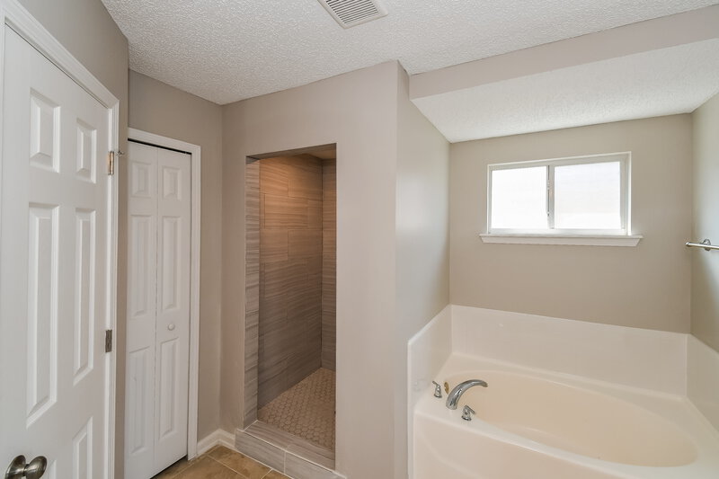 1,950/Mo, 2711 Ravine Hill Dr Middleburg, FL 32068 Main Bathroom View 2