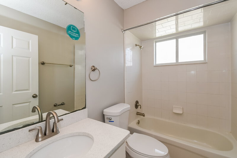 1,950/Mo, 2711 Ravine Hill Dr Middleburg, FL 32068 Bathroom View