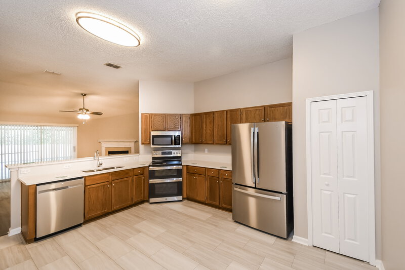 2,295/Mo, 3855 Chapelgate Rd Jacksonville, FL 32223 Kitchen View 2