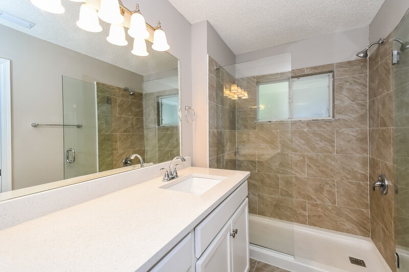 2,295/Mo, 3855 Chapelgate Rd Jacksonville, FL 32223 Main Bathroom View