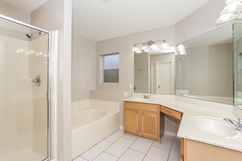 2,000/Mo, 8463 Hunston Mill Ln E Jacksonville, FL 32244 Main Bathroom View