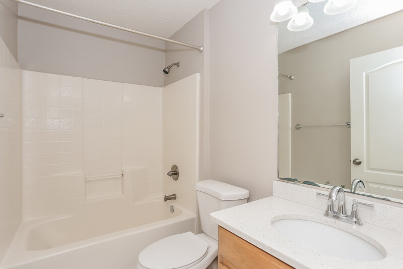 2,000/Mo, 8463 Hunston Mill Ln E Jacksonville, FL 32244 Bathroom View