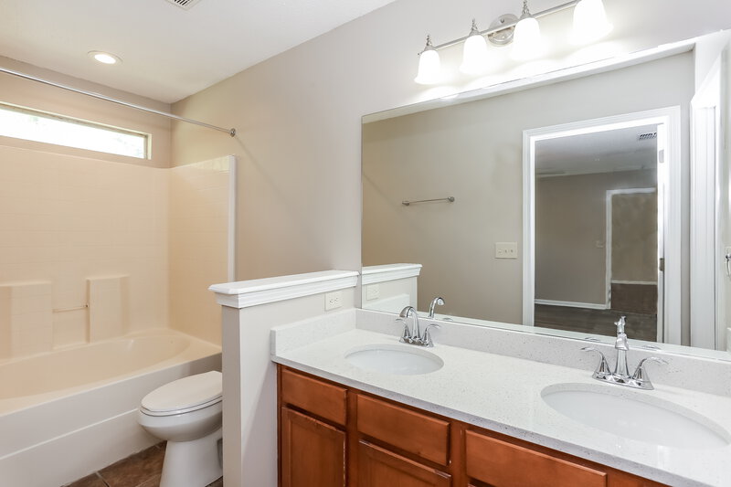 1,815/Mo, 11159 Lauren Oak Ln Jacksonville, FL 32221 Main Bathroom View