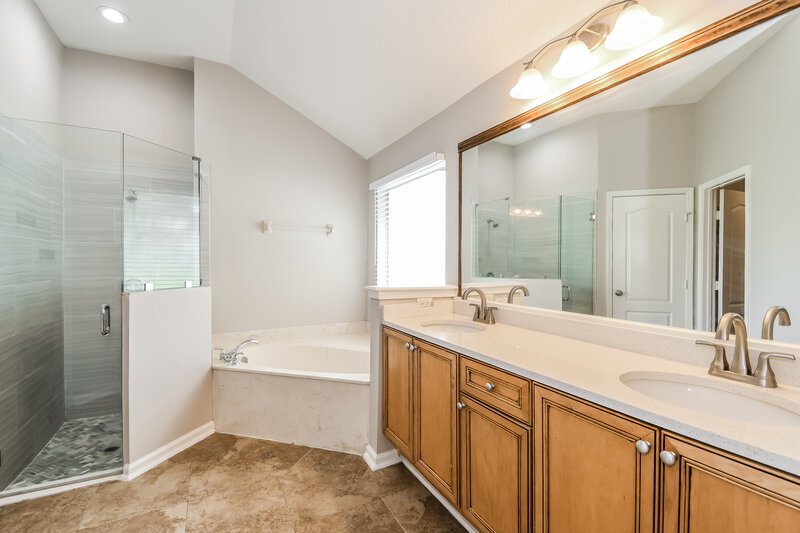 2,035/Mo, 9202 Redtail Dr Jacksonville, FL 32222 Main Bathroom View