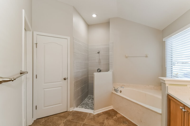 2,830/Mo, 9202 Redtail Dr Jacksonville, FL 32222 Main Bathroom View 2
