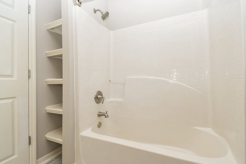 1,945/Mo, 5590 Oak Crossing Ct Jacksonville, FL 32244 Main Bathroom View