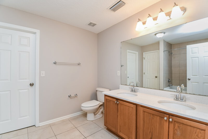 2,180/Mo, 7242 Rampart Ridge Cir E Jacksonville, FL 32244 Main Bathroom View