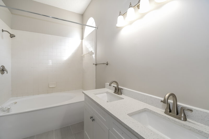 2,185/Mo, 8656 Duckworth Ct Jacksonville, FL 32244 Main Bathroom View