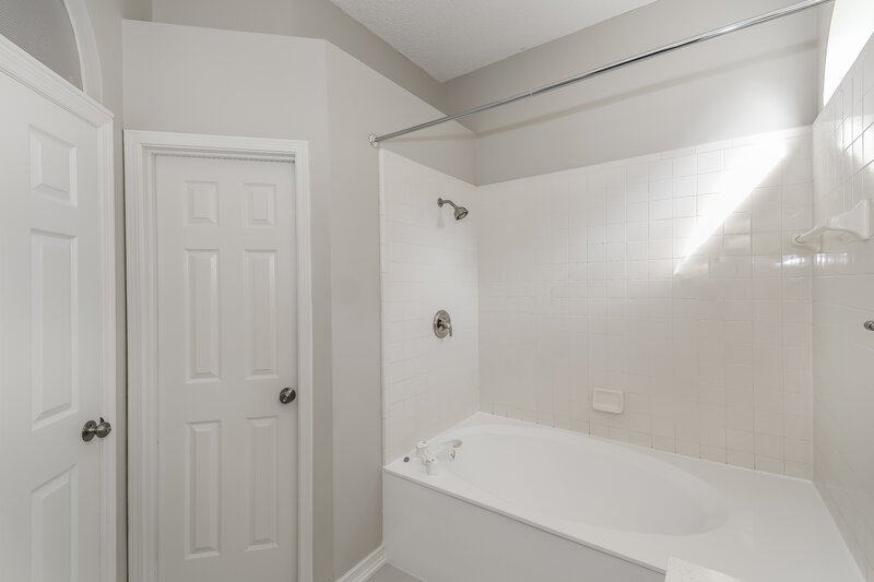 2,185/Mo, 8656 Duckworth Ct Jacksonville, FL 32244 Main Bathroom View 2