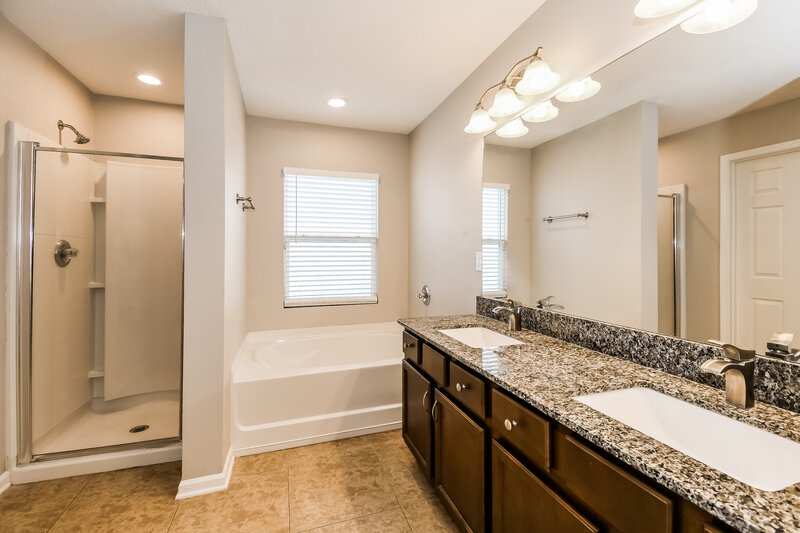 2,335/Mo, 574 S Aberdeenshire Dr Saint Johns, FL 32259 Main Bathroom View