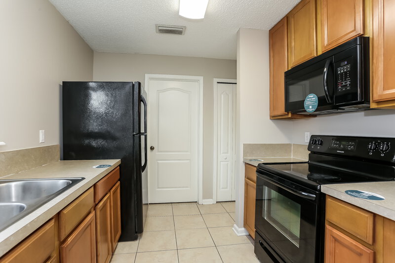 2,520/Mo, 6538 Blue Leaf Ln Jacksonville, FL 32244 Kitchen View 2