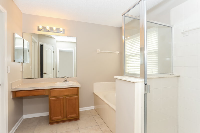 2,520/Mo, 6538 Blue Leaf Ln Jacksonville, FL 32244 Main Bathroom View