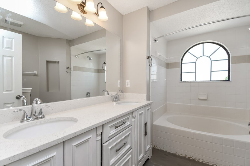 2,730/Mo, 1110 Summer Spring Dr Middleburg, FL 32068 Main Bathroom View