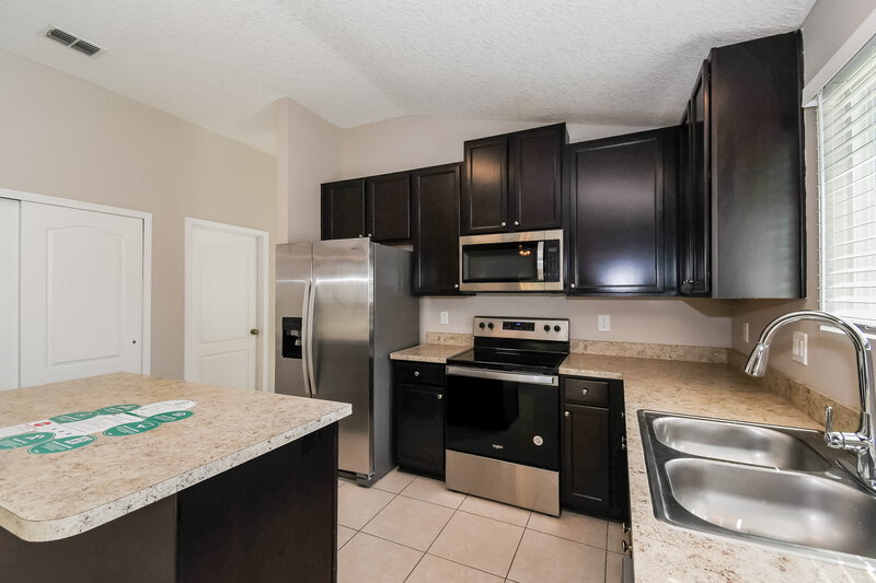 2,235/Mo, 1403 Creek Point Blvd Jacksonville, FL 32218 Kitchen View