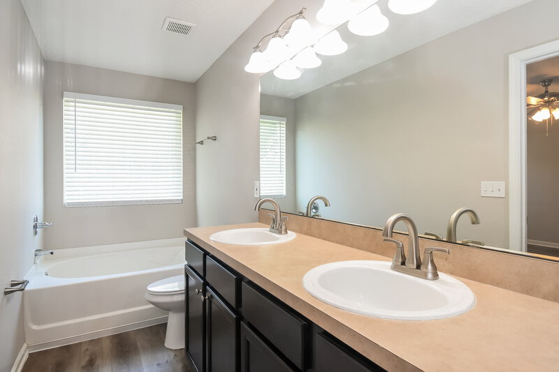 2,235/Mo, 1403 Creek Point Blvd Jacksonville, FL 32218 Main Bathroom View