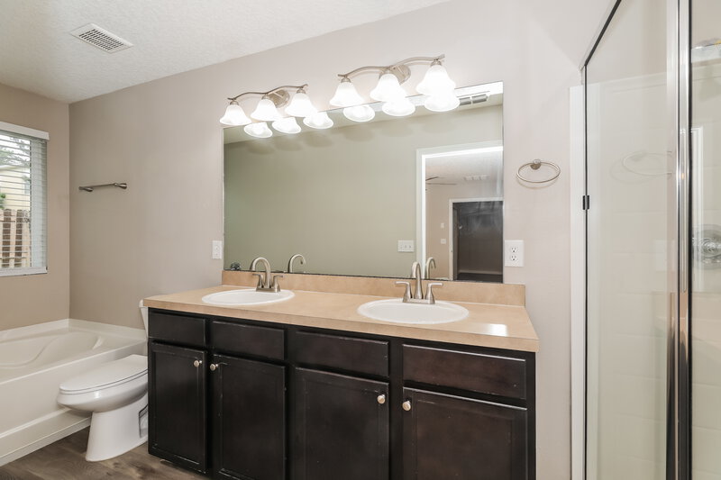 2,080/Mo, 1403 Creek Point Blvd Jacksonville, FL 32218 Main Bathroom View