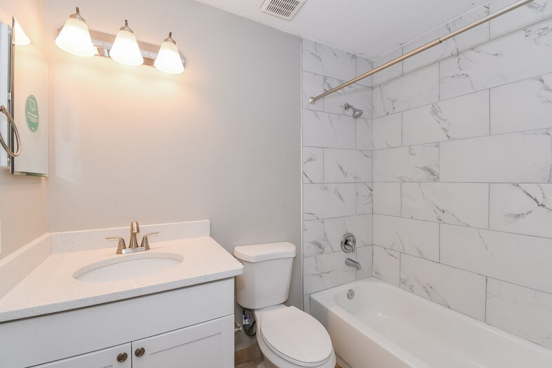 2,000/Mo, 10833 Carrington Ct Jacksonville, FL 32257 Main Bathroom View