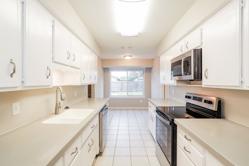 1,895/Mo, 2174 Minorcan St Middleburg, FL 32068 Kitchen View