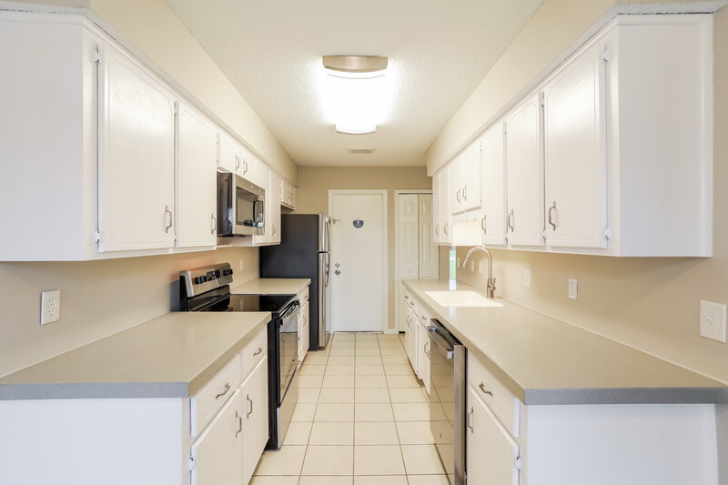 1,895/Mo, 2174 Minorcan St Middleburg, FL 32068 Kitchen View 2