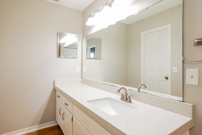 1,895/Mo, 2174 Minorcan St Middleburg, FL 32068 Main Bathroom View