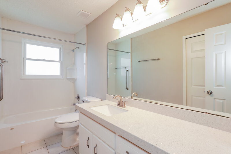1,895/Mo, 2174 Minorcan St Middleburg, FL 32068 Bathroom View