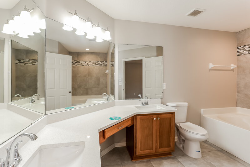 1,950/Mo, 11305 Silver Key Dr Jacksonville, FL 32218 Main Bathroom View