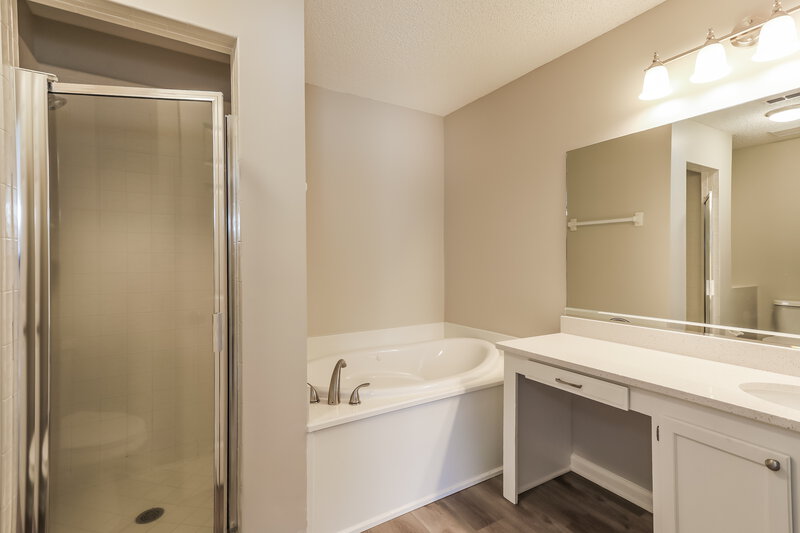 1,800/Mo, 9074 Prosperity Lake Dr Jacksonville, FL 32244 Main Bathroom View
