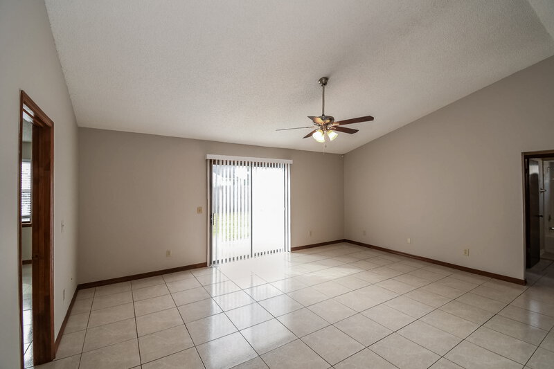1,615/Mo, 8460 Rockridge Dr Jacksonville, FL 32244 Living Room View 3