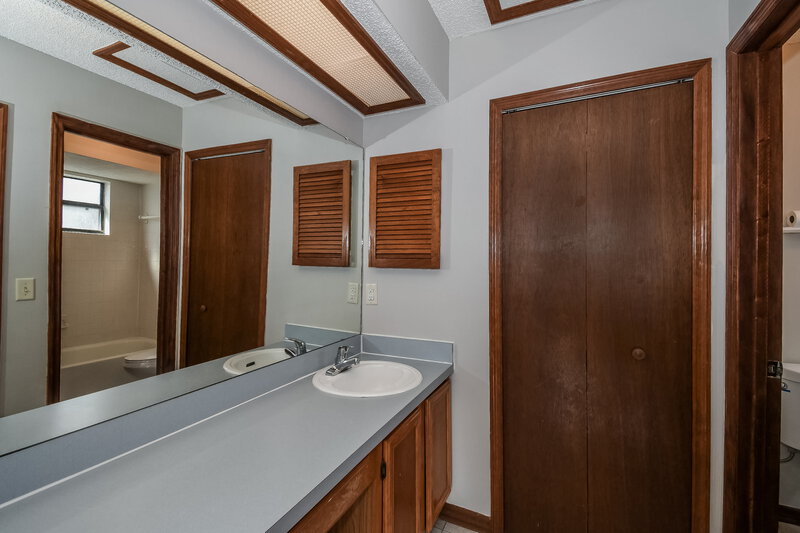 1,615/Mo, 8460 Rockridge Dr Jacksonville, FL 32244 Main Bathroom View