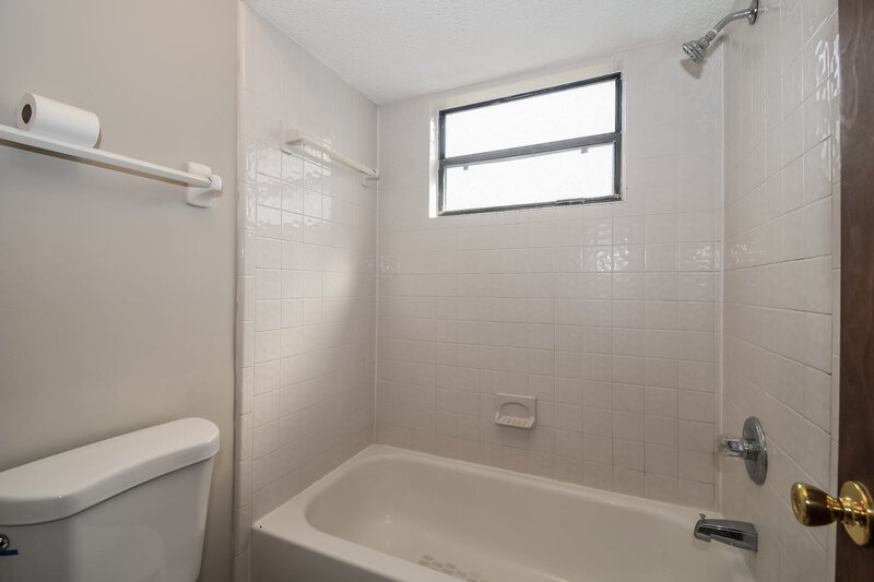 1,615/Mo, 8460 Rockridge Dr Jacksonville, FL 32244 Main Bathroom View 2