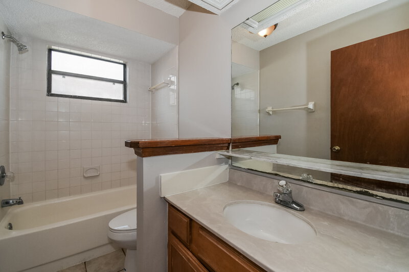 1,615/Mo, 8460 Rockridge Dr Jacksonville, FL 32244 Bathroom View
