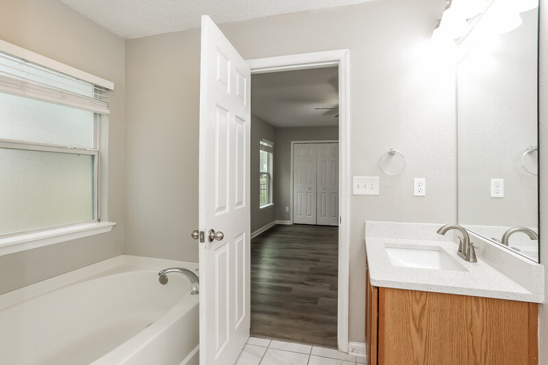 1,875/Mo, 11755 Alexandra Dr Jacksonville, FL 32218 Main Bathroom View