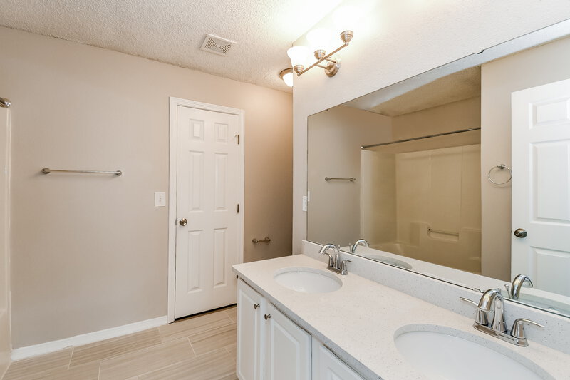 2,040/Mo, 1633 Sugarpine Dr Middleburg, FL 32068 Main Bathroom View