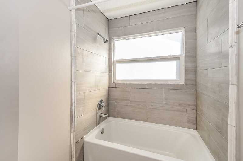 1,765/Mo, 8451 Allwine Ct Jacksonville, FL 32244 Main Bathroom View 2