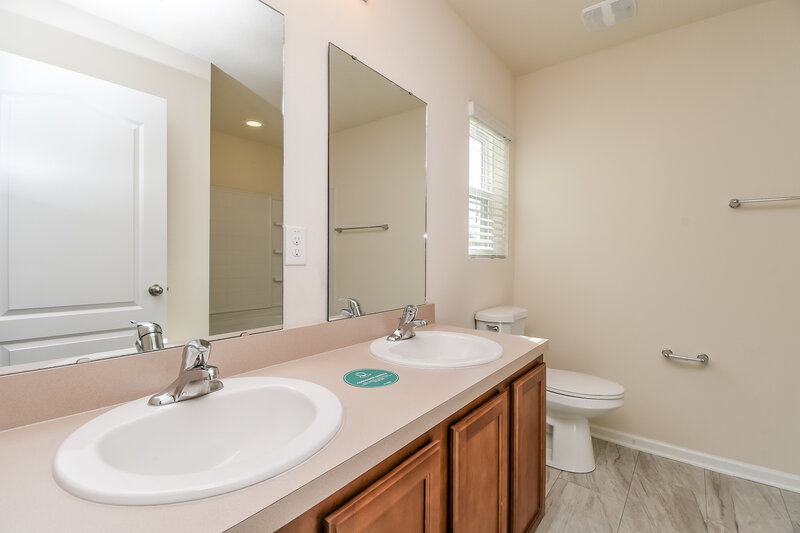 1,745/Mo, 12209 Glimmer Way Jacksonville, FL 32219 Main Bathroom View