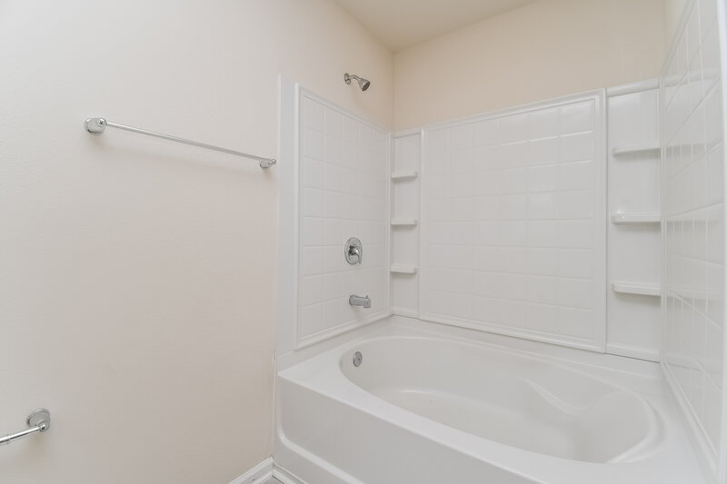 1,745/Mo, 12209 Glimmer Way Jacksonville, FL 32219 Main Bathroom View 2