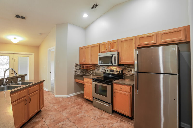2,200/Mo, 1299 Summit Oaks Dr E Jacksonville, FL 32221 Kitchen View 2