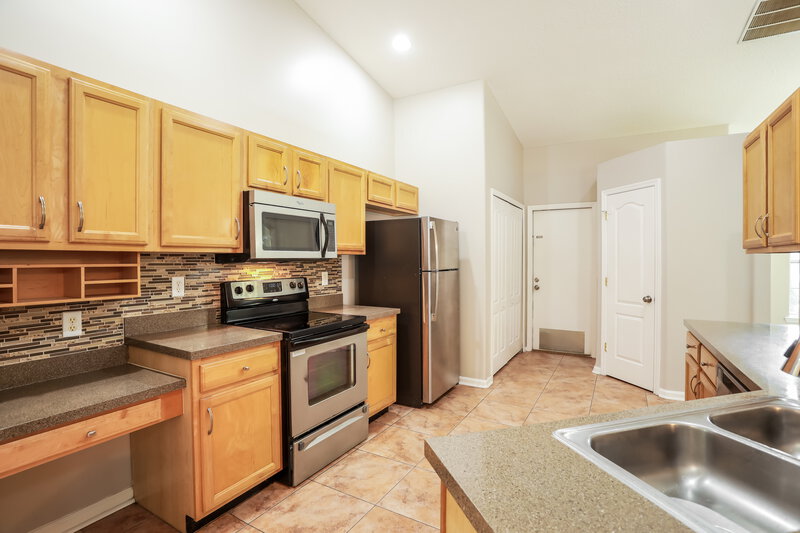 2,200/Mo, 1299 Summit Oaks Dr E Jacksonville, FL 32221 Kitchen View 3