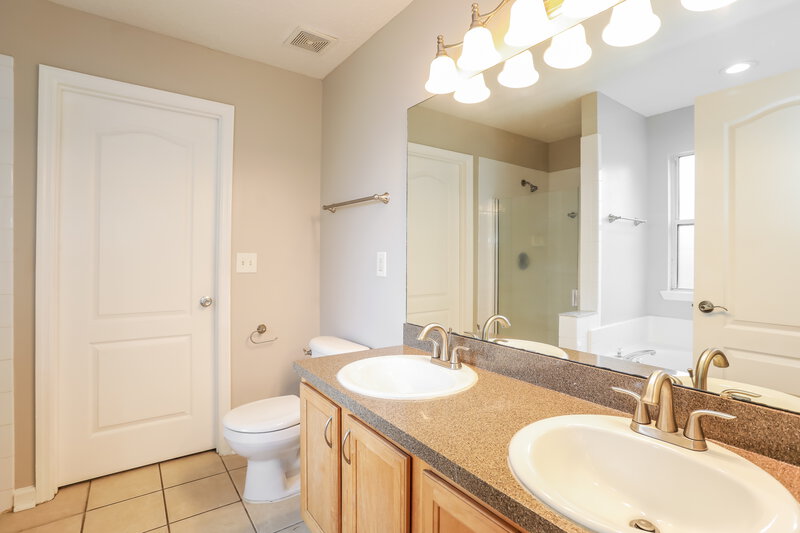 2,200/Mo, 1299 Summit Oaks Dr E Jacksonville, FL 32221 Main Bathroom View