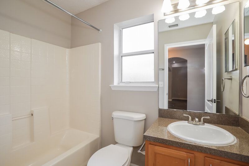 2,200/Mo, 1299 Summit Oaks Dr E Jacksonville, FL 32221 Bathroom View