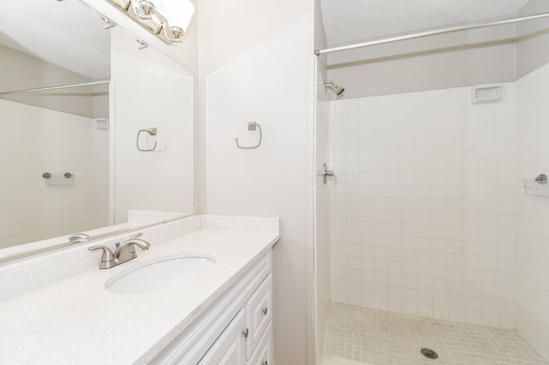 1,760/Mo, 8070 Marseilles Dr Jacksonville, FL 32277 Main Bathroom View