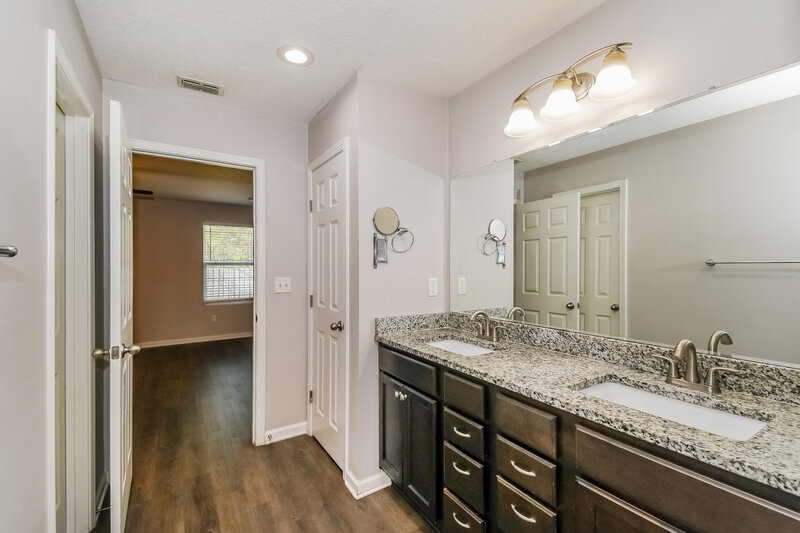 1,890/Mo, 6968 Loris Ln Jacksonville, FL 32222 Main Bathroom View